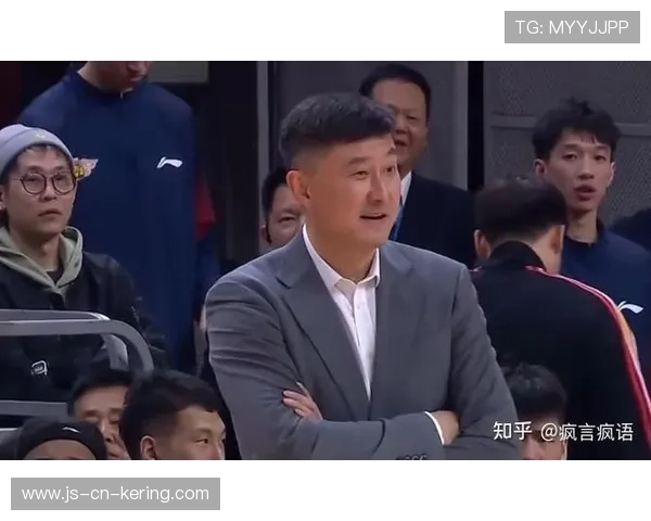 球员进球后跑向对方替补席鞠躬道歉，因上一回合踢断了对方后卫的鼻梁